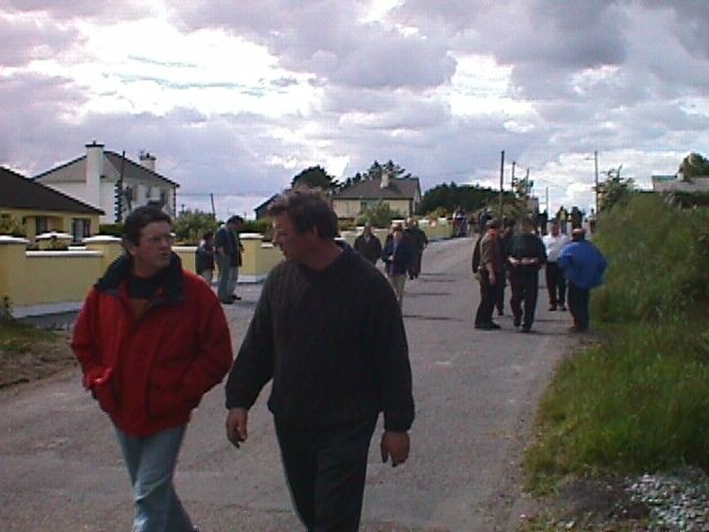 Denis O' Rourke (Chairman) & Pajo Murphy discussing the lie of the road